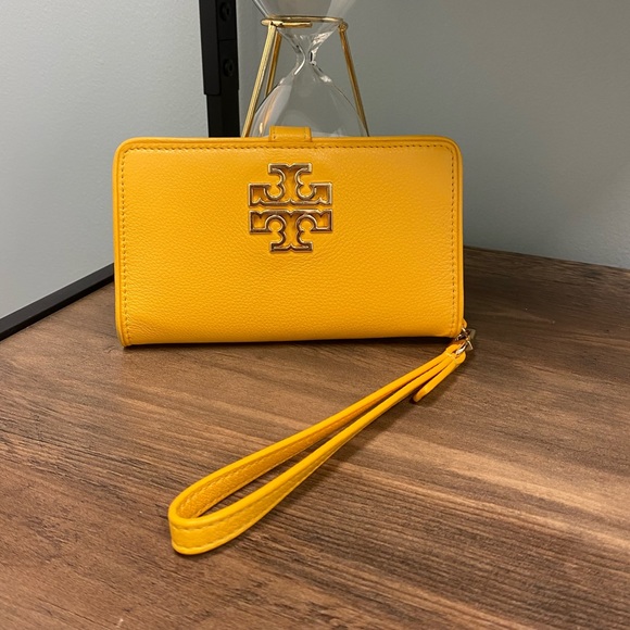 Tory Burch Handbags - Tory Burch Britten Smartphone Wristlet Wallet🌻